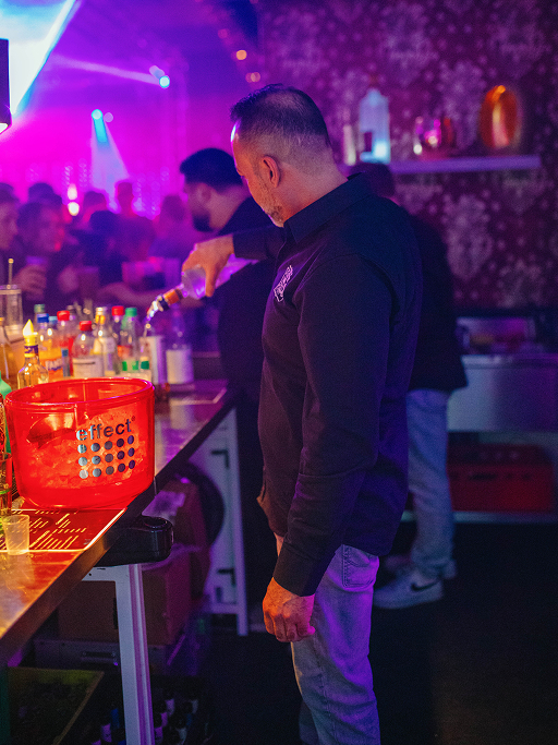 Ein Barkeeper berietet Drinks im Alten Tanzsaal zu