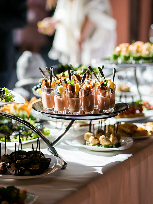 Service & Catering für Ihre Hochzeit Eine Etagere gedeckt mit Desserts, auf einem Hochzeitsbuffet