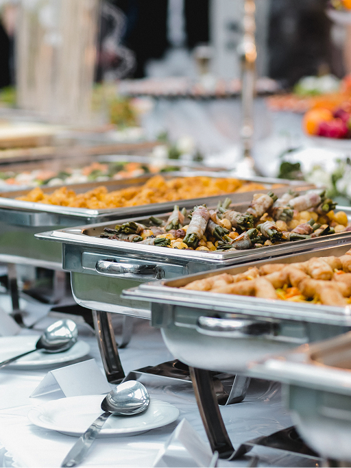 Service & Catering für Ihre Party Ein warmes Buffet auf einer Party
