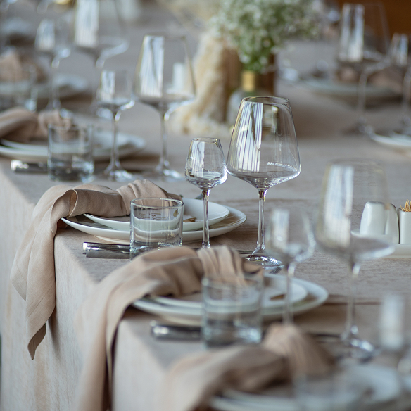 Impressum | Eventlocation Hameln Ein gedeckter Hochzeitstisch in einer angesagten Location
