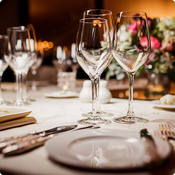 Nahaufnahme eines gedeckten Hochzeitstischs im Forum Hameln