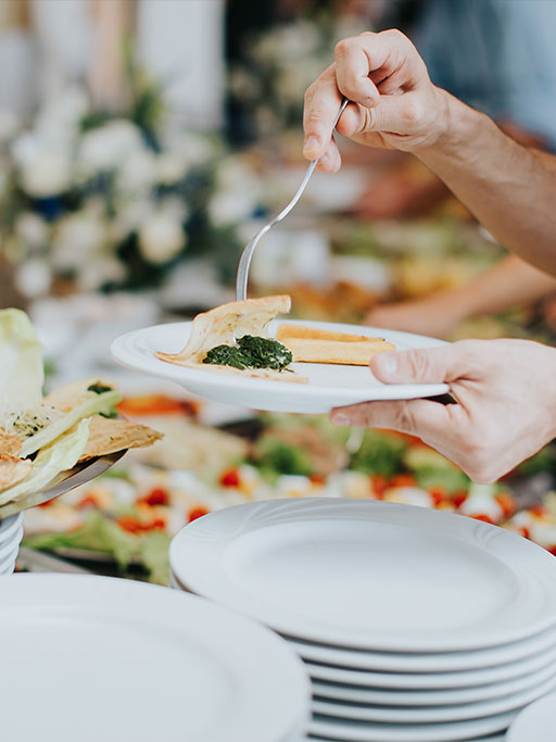 Ein Gast bedient sich am reichlich gedeckten Buffet im Forum Hameln