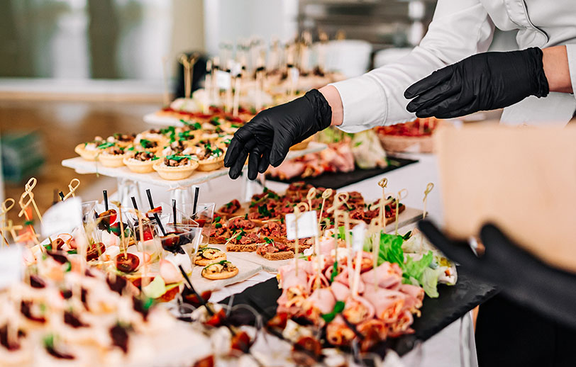 Ein Koch füllt das reichhaltige Buffet im Forum Hameln auf