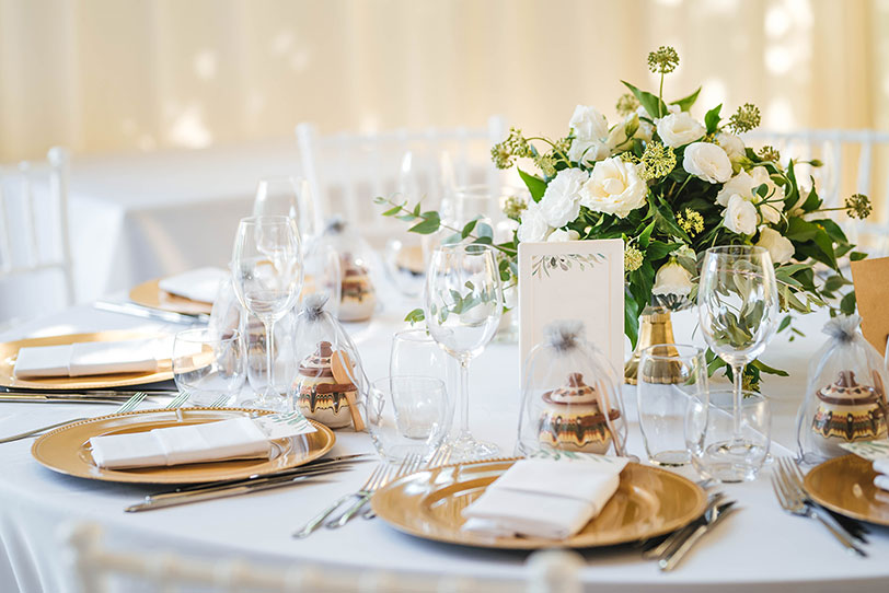 Ein gedeckter runder Hochzeitstisch