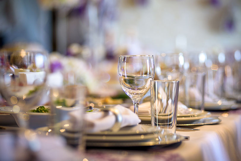 Ein gedeckter Hochzeitstisch