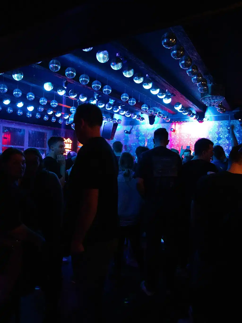 Dunkle Clubszene mit blauen Lichtern