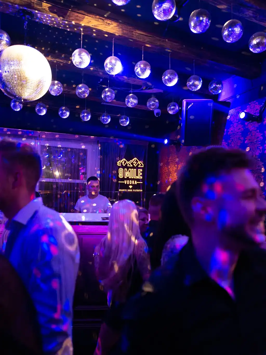 DJ vor 9 Mile Sign im Club