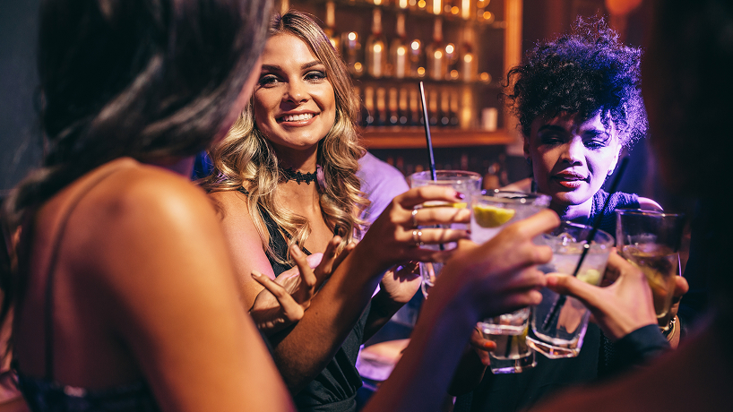 Cocktails im Club 43 Freundinnen, die mit Cocktails anstoßen