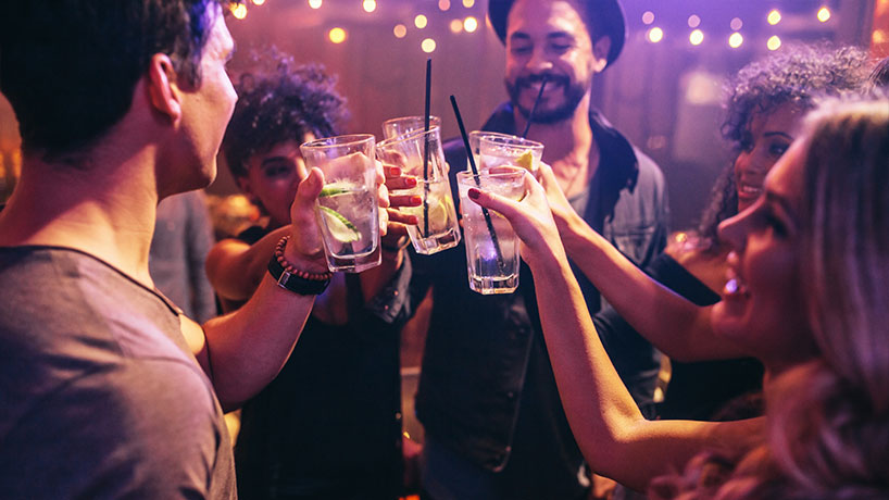 Longdrinks im Club 43 Eine Gruppe Freunde, die mit Longdrinks anstößt