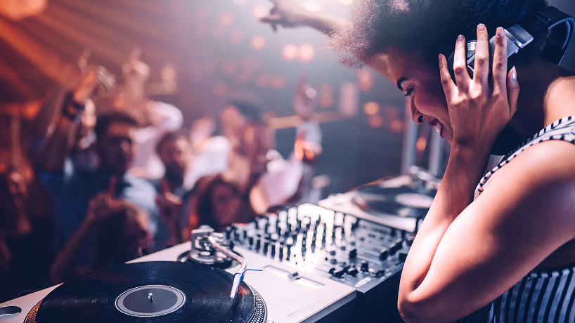 DJs im Club 43 Blick auf das DJ Pult im Club 43