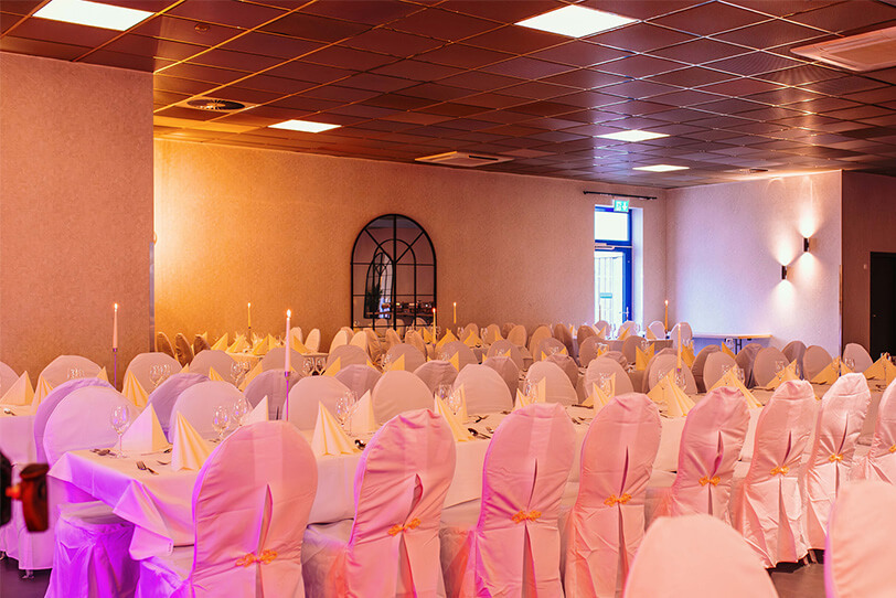 Gedeckte Tische für eine Hochzeit