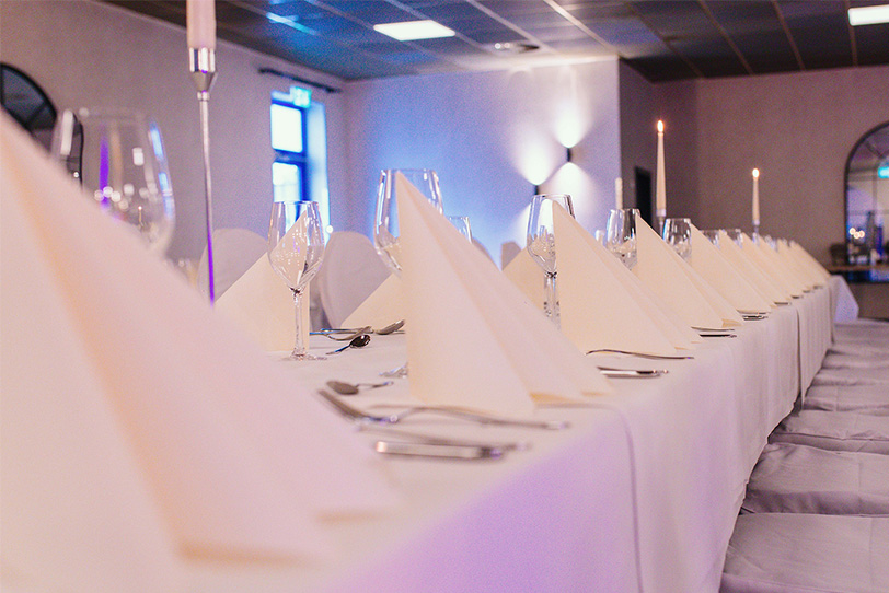 Gedeckte Tische für eine Hochzeit