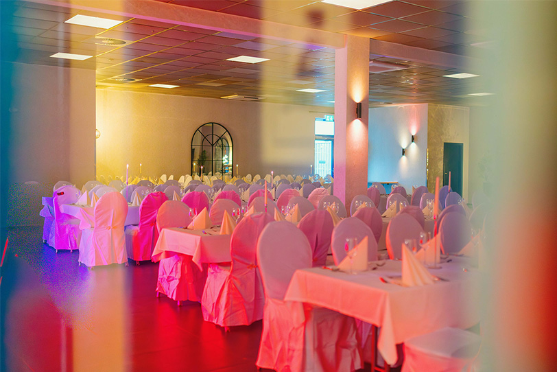 Gedeckte Tische für eine Hochzeit