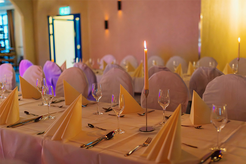 Gedeckte Tische für eine Hochzeit