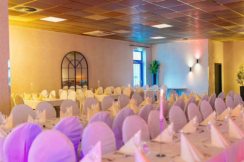 Gedeckte Tische für eine Hochzeit