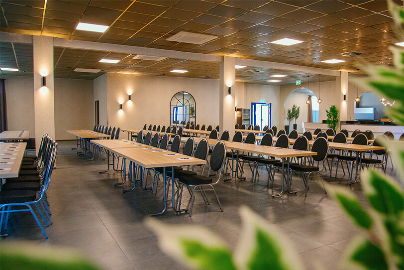 Stuhlreihen und Tische für Seminare
