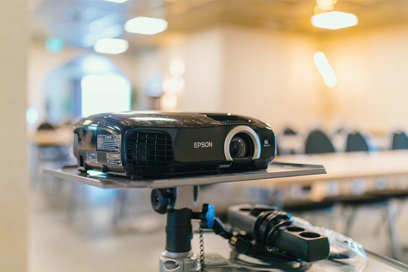 Stuhlreihen und Tische für Seminare