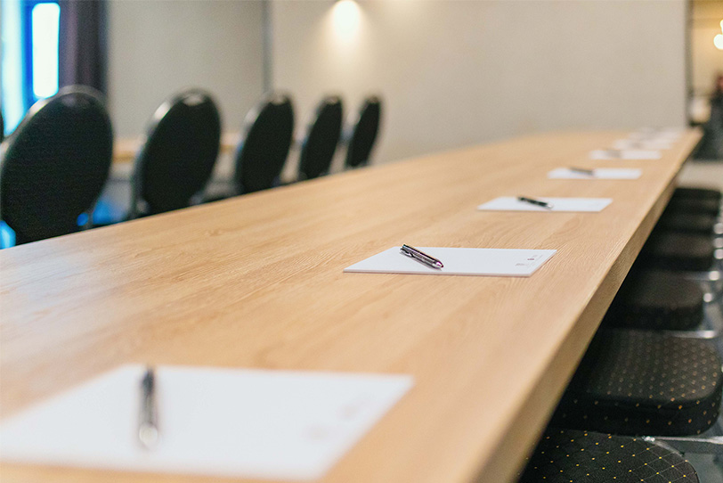 Stuhlreihen und Tische für Seminare