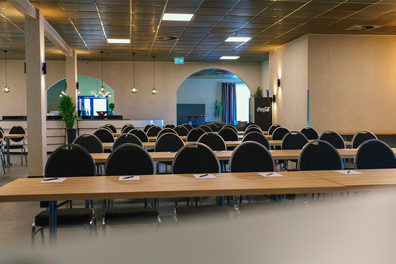 Stuhlreihen und Tische für Seminare