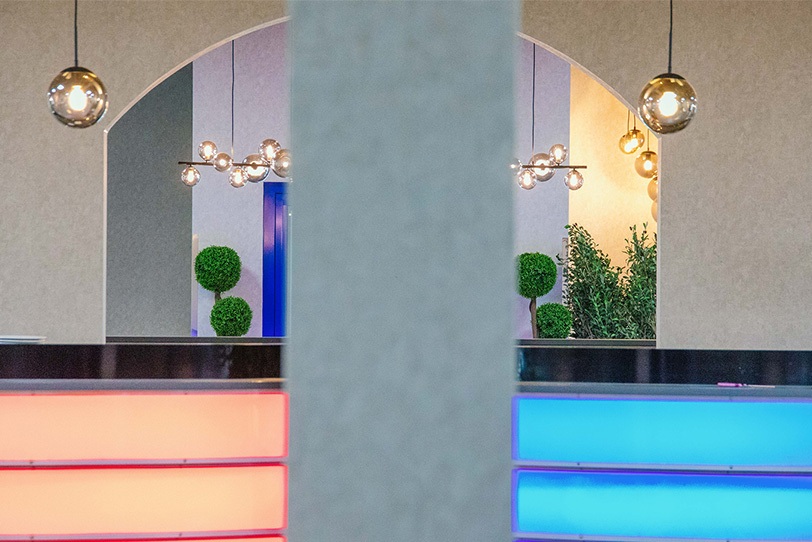 Säule vor beleuchteter Theke