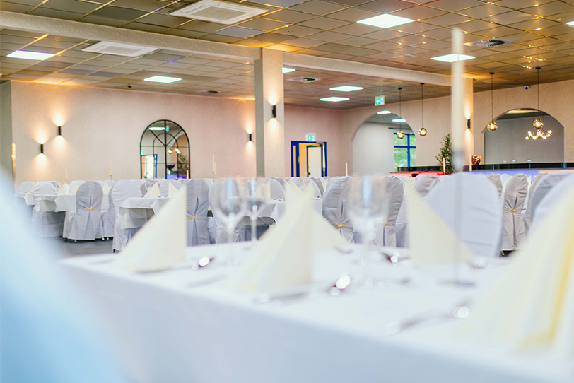 Gedeckte Tische für eine Hochzeit