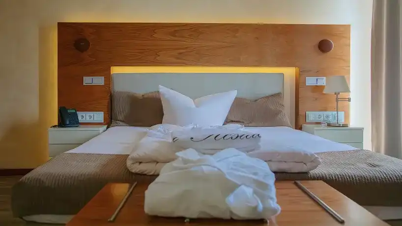 Bett mit Holz-Panel und Ambientelicht