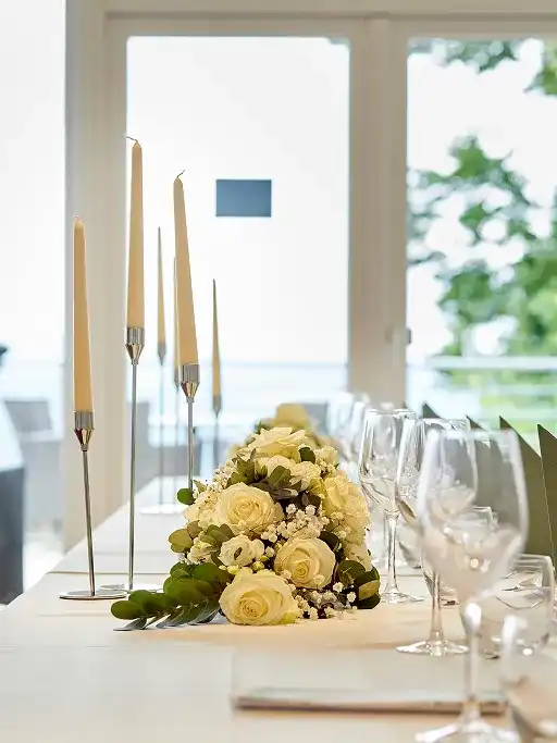 Lange Tafel mit cremefarbenen Rosen