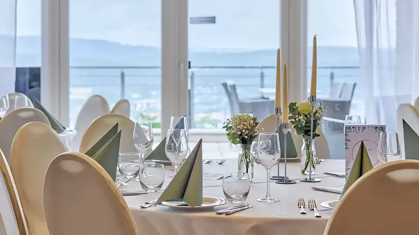 Gedeckter Tisch mit Blick auf die Terrasse