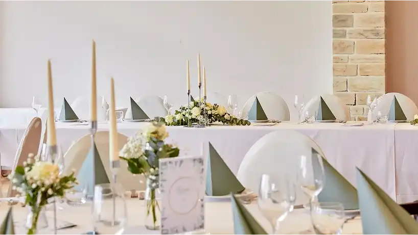 Brauttafel mit Blumengesteck