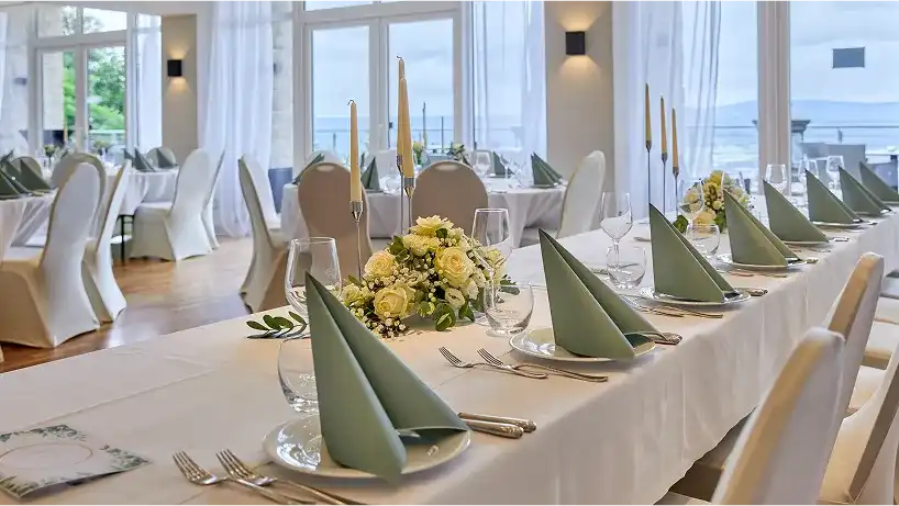 Lange Tafel mit grünen Servietten