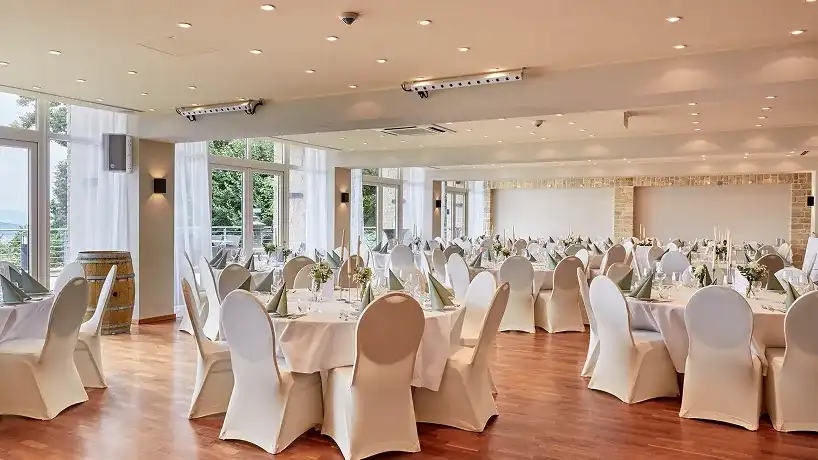 Großer Saal mit runden Tischen