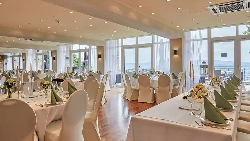 Saal mit Fensterfront und Brauttafel