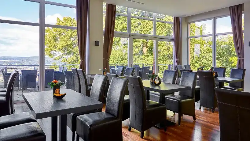 Restaurantbereich mit Blick ins Tal