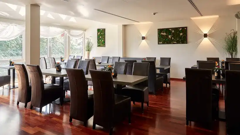 Heller Restaurantbereich mit Tageslicht