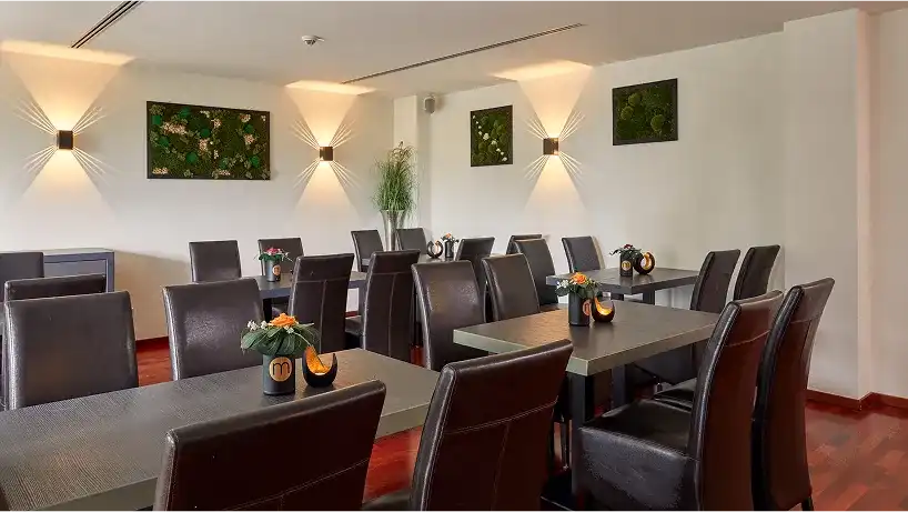 Sitzbereich mit Lederstühlen und Wandbegrünung