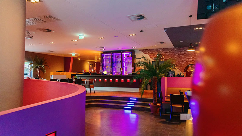Das STRIKE Entertainment Center in Bildern Ansicht auf den Ausgabebereich der Bowlingschuhe des STRIKE Entertainment Centers