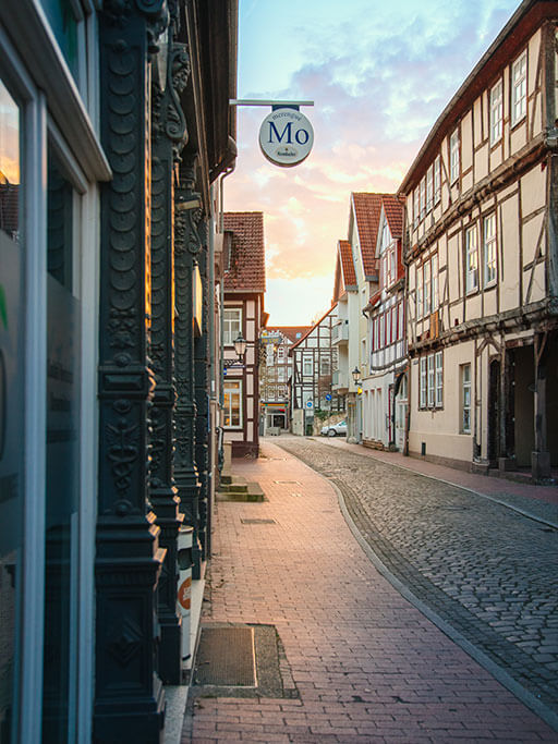Heiraten in der historischen Altstadt Das Mo befindet sich in der schönen Altstadt, zu sehen sind die Gassen Hamelns