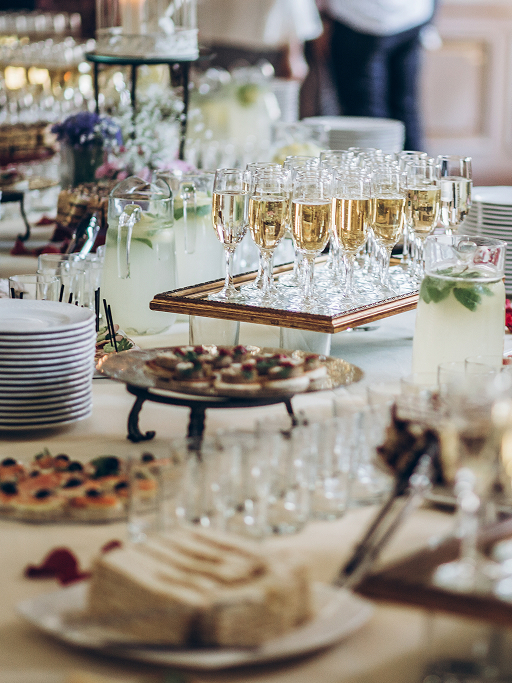 Heiraten über den Dächern der Stadt Ein reichlich gedecktes Hochzeitsbuffet mit Snacks und Drinks