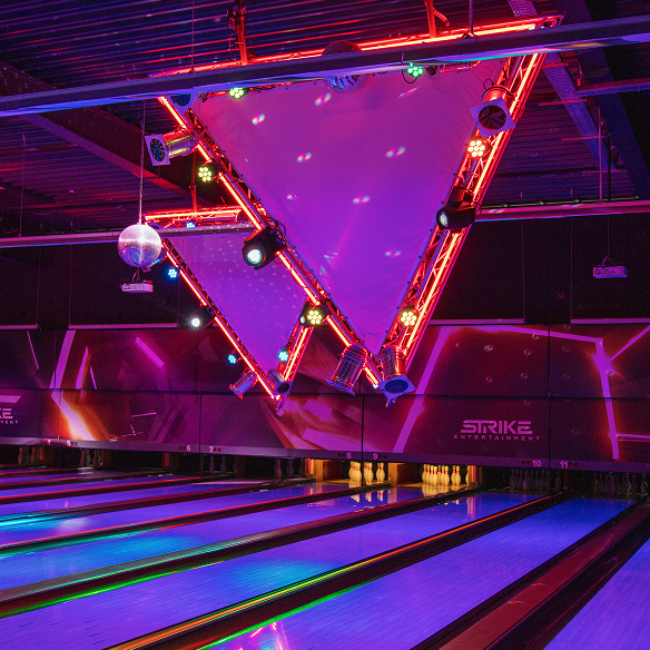 Feiern mit Bowling, Billard, Arcade Games & mehr im STRIKE Entertainment Center Die Bowlingbahnen im Strike Entertainment Center während einer Lasershow