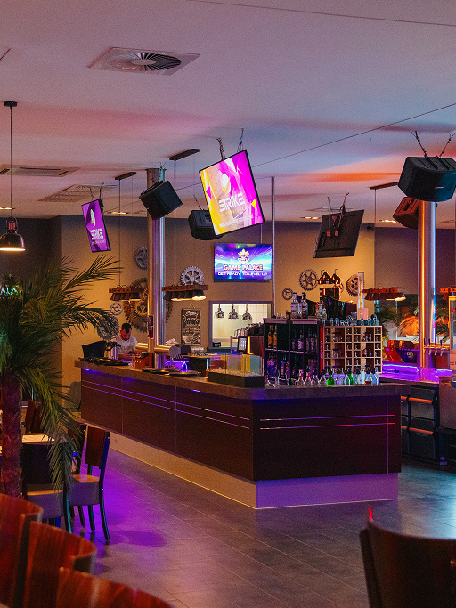 Ihre Abschluss- oder Geburtstagsfeier im STRIKE Entertainment Center Die Bar mitten im Strike Entertainment Center