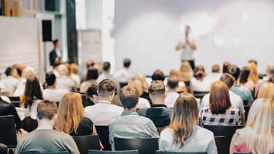 Konferenzraum, in dem eine Tagung stattfindet