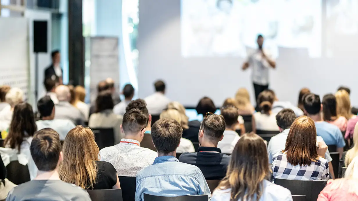 Ein Seminarraum voller interessierter Menschen in Hameln