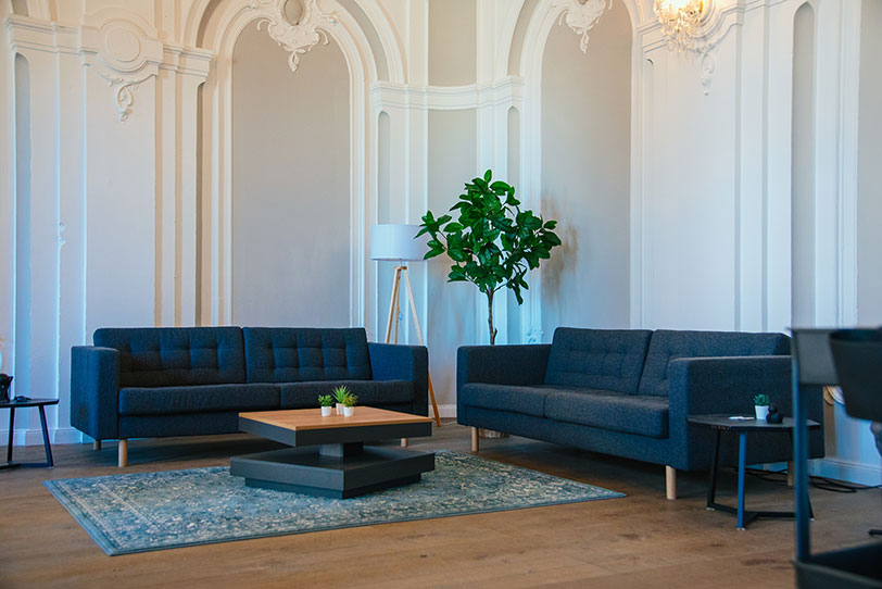 Eine gemütliche Sofaecke im Synatix Training Hub